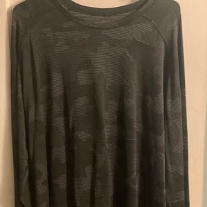 Long sleeve men’s XXL Lululemon T never worn gray